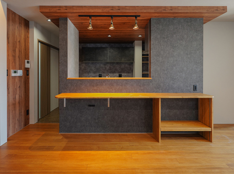 キッチン天井と壁に木仕上げ