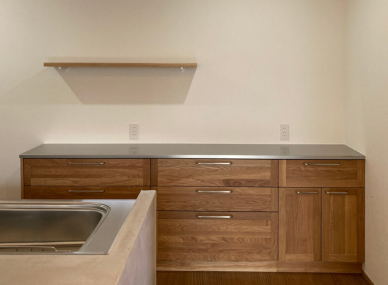 木のキッチンカップボード