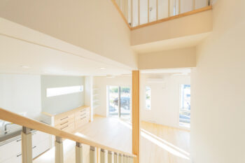 WB通気工法で健康住宅の明るいリビング