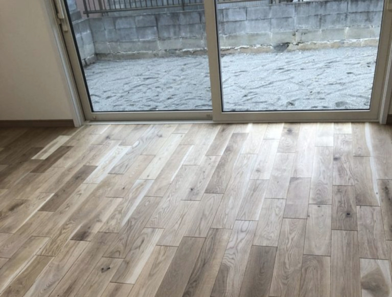 注文住宅 PINO で採用している無垢床のアップ。冬でも素足で歩ける暖かさと、天然の調湿作用を持つ自然素材の質感。