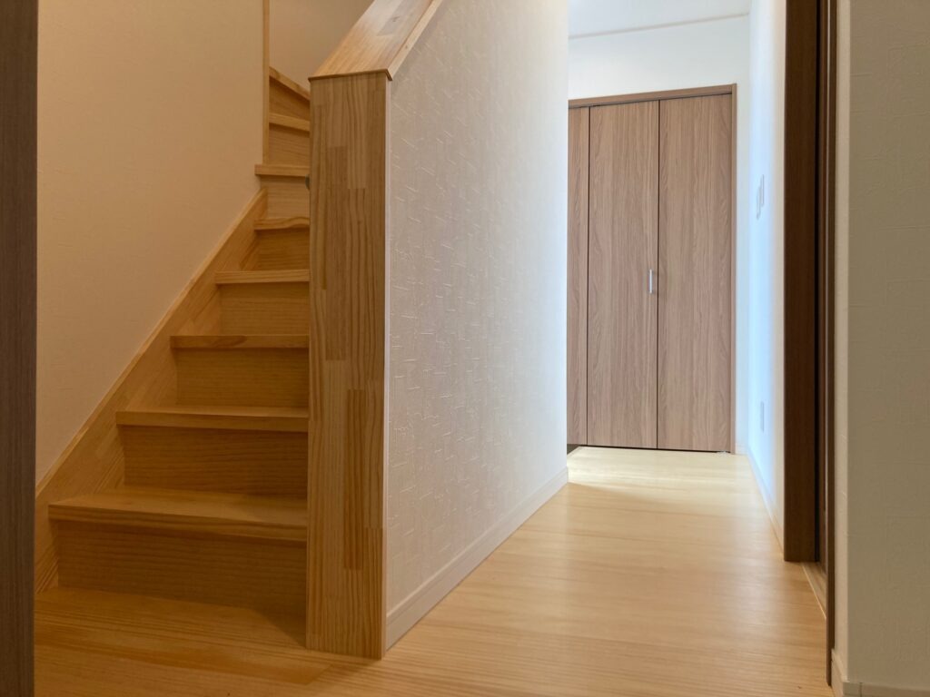 宮城県産材の無垢材を贅沢に使用した階段と床