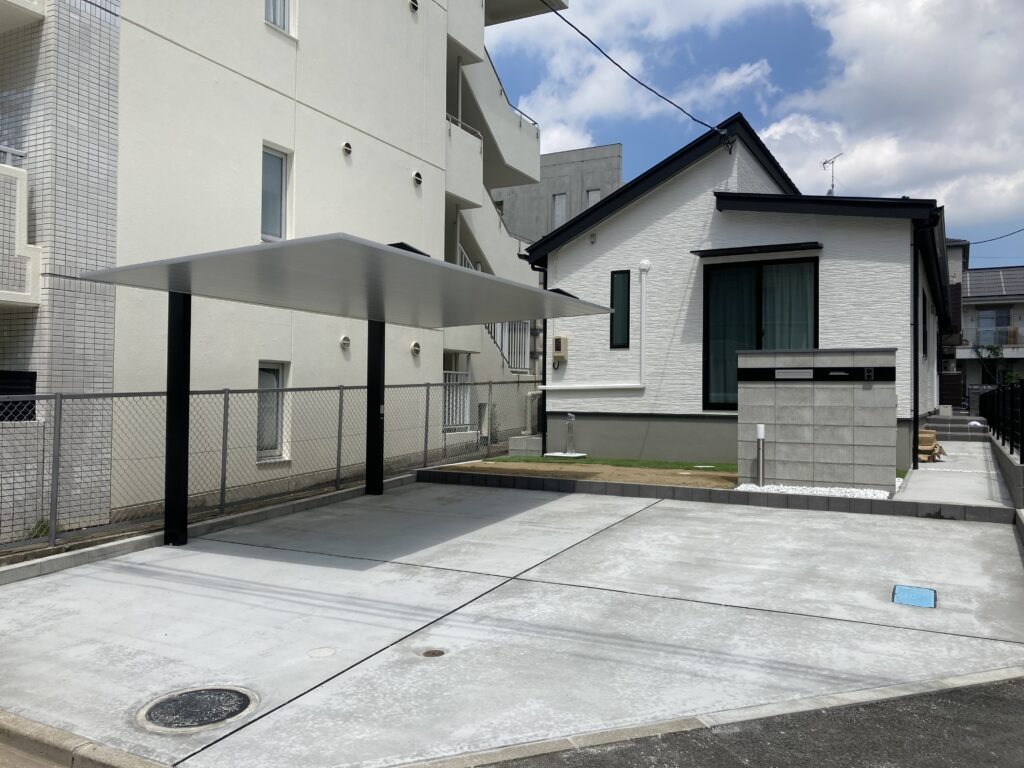 仙台市の平屋の注文住宅外観。敷地内に雪寄せ場を確保した配置計画と、落雪をコントロールしやすい「まねき屋根」の設計例。狭小地でも隣家への配慮と雪管理を両立したアルボスの家の施工事例。