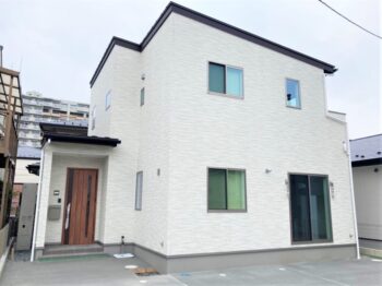 仙台市の注文住宅「PINO」のシンプルでスタイリッシュな白い外観の施工事例