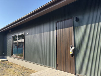 100坪の敷地に建てる、こだわり素材の平屋