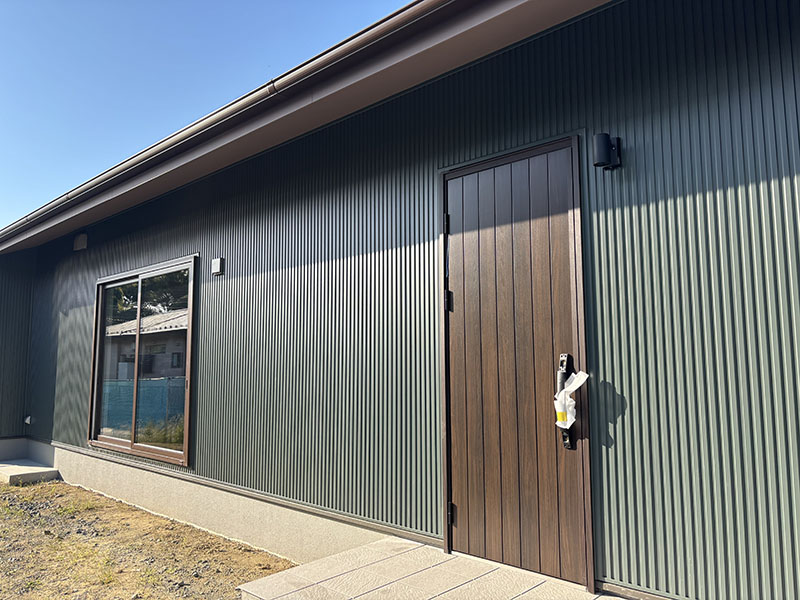 100坪の敷地に建てる、こだわり素材の平屋